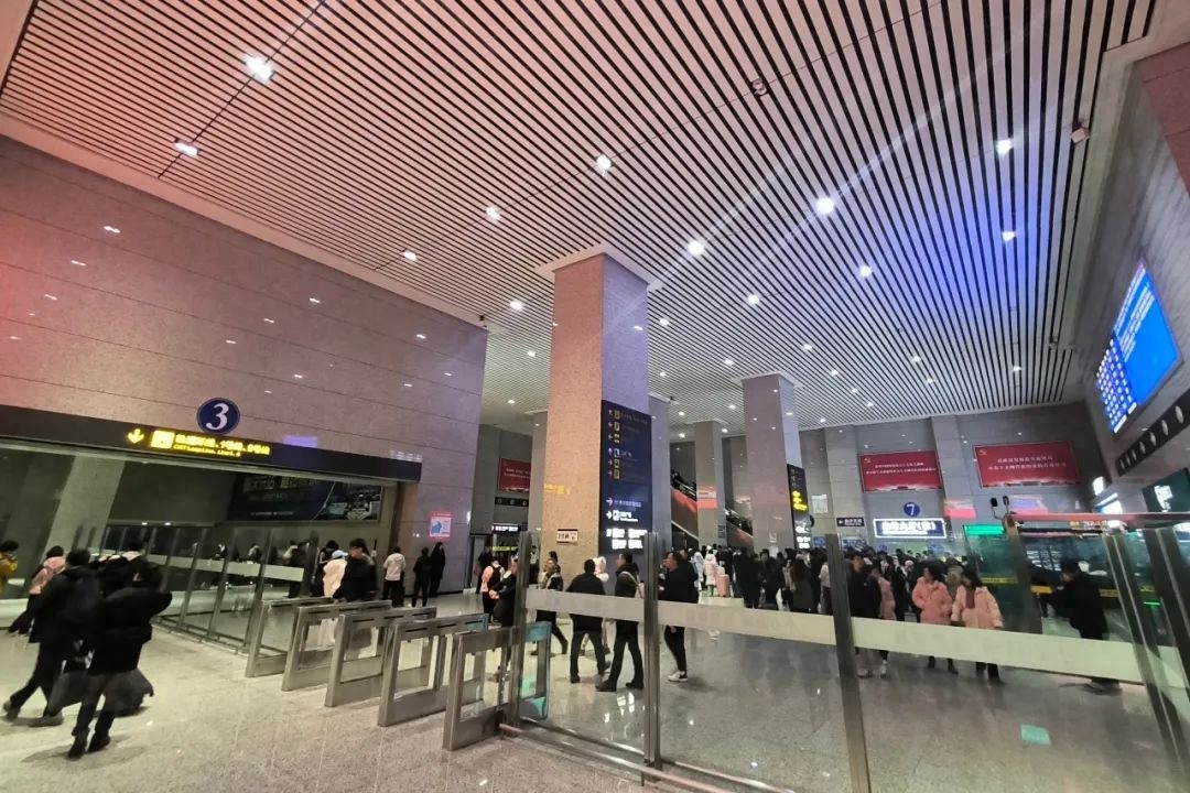 重庆沙坪坝站实现安检单信，春运出行更便捷！你还在为换乘烦恼吗？