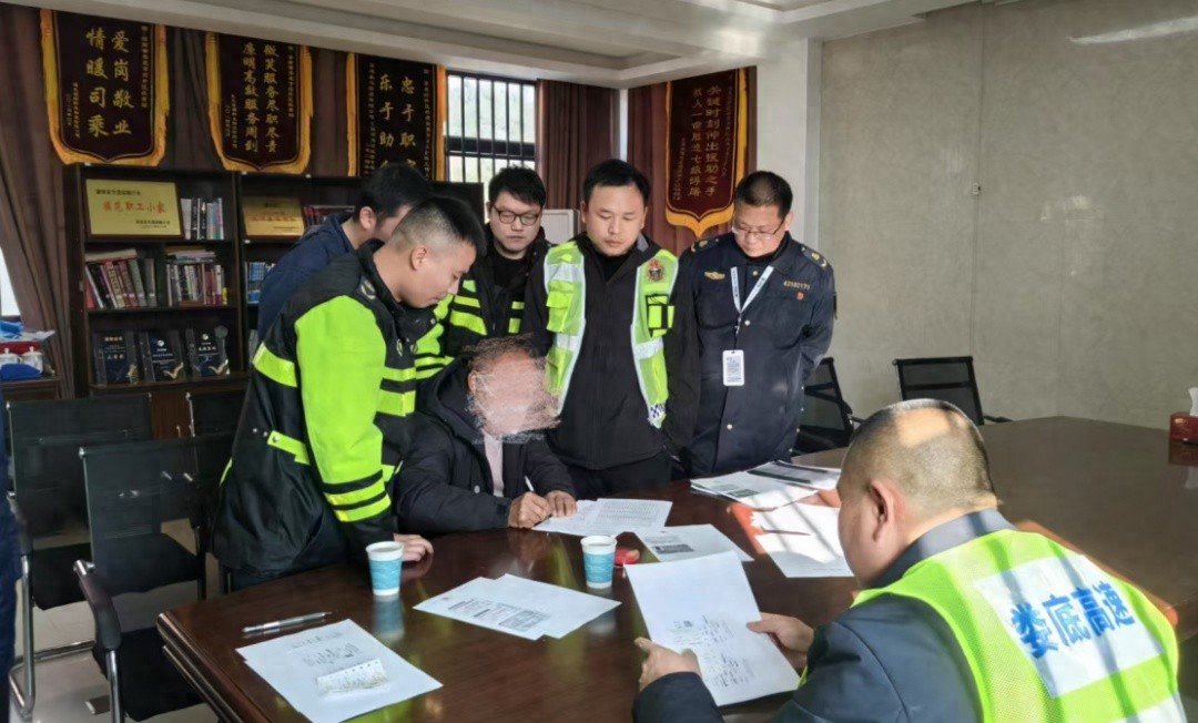 货车竟用假证逃费59次，追缴5.36万元！你猜他们是怎么被发现的？