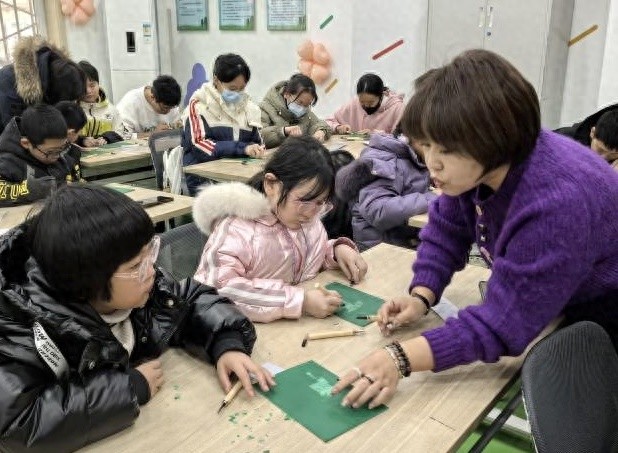 孩子们亲手体验雕版拓印，这非遗手工活动竟如此神奇  第1张