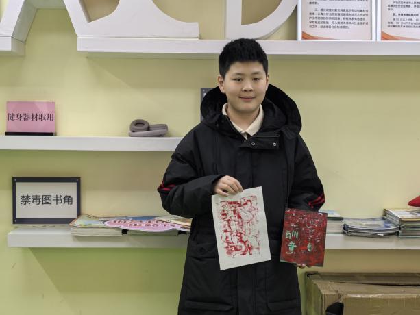 孩子们亲手体验雕版拓印，这非遗手工活动竟如此神奇  第2张