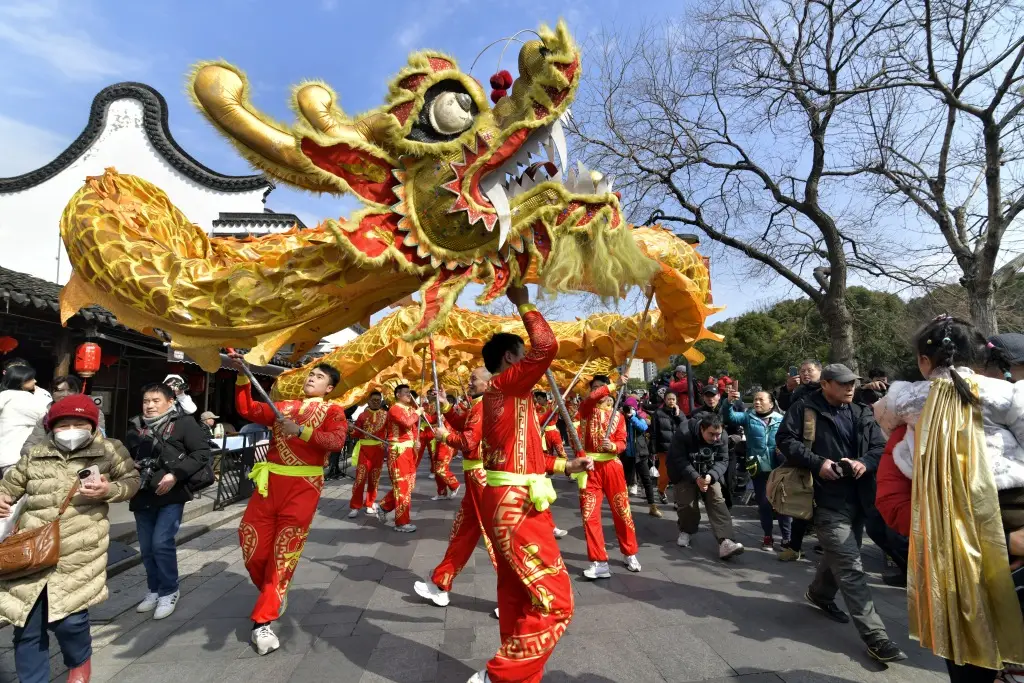 三林老街元宵节惊现金色巨龙，60米长龙引领民俗盛宴，你见过吗？  第3张