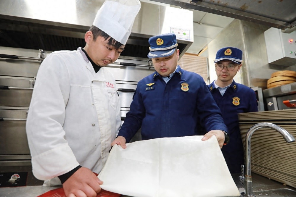 消防员如何为网红打卡点碳水南街点亮安全灯？揭秘他们的消防安全指导服务