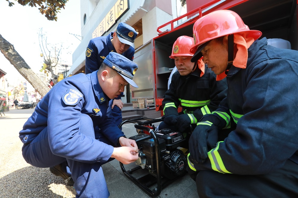 消防员如何为网红打卡点碳水南街点亮安全灯？揭秘他们的消防安全指导服务  第2张