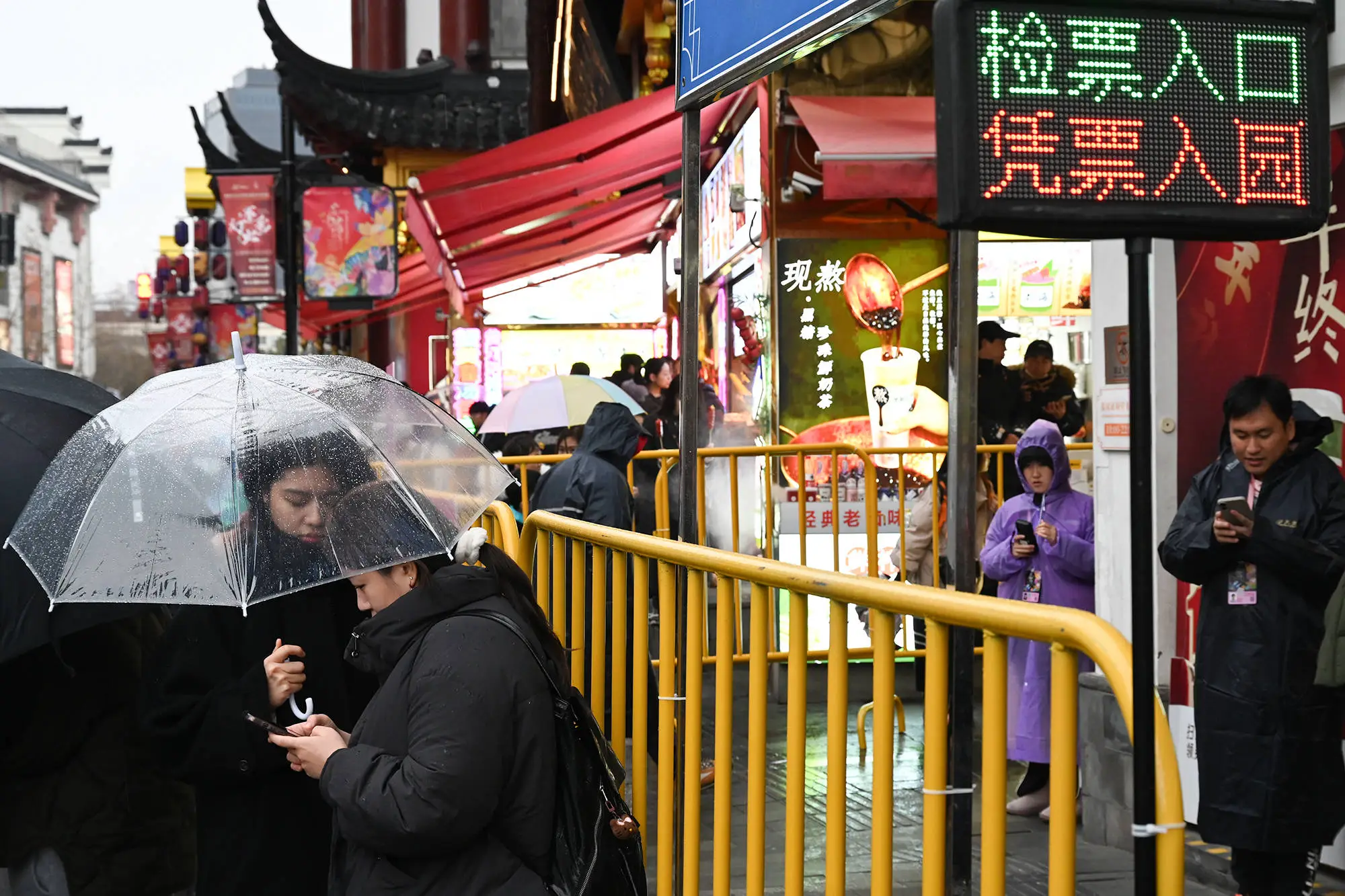 豫园灯会人潮爆棚，雨中赏灯为何依然如此火爆？  第2张