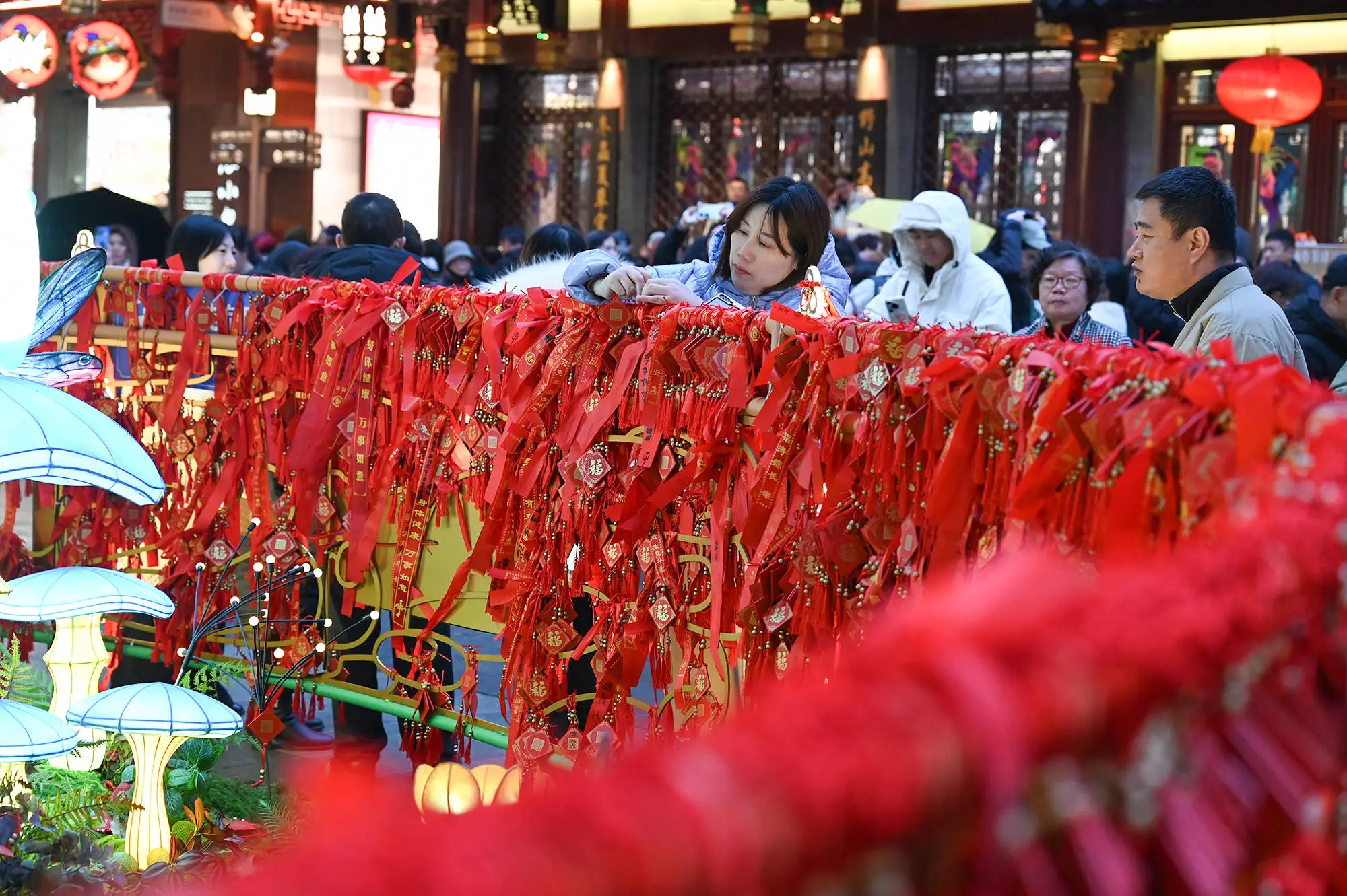 豫园灯会人潮爆棚，雨中赏灯为何依然如此火爆？  第18张