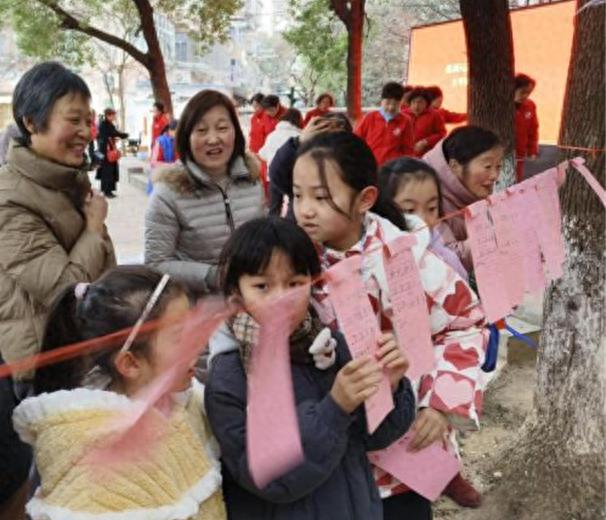 金蛇迎春，元宵欢乐社区活动如何点燃邻里情？