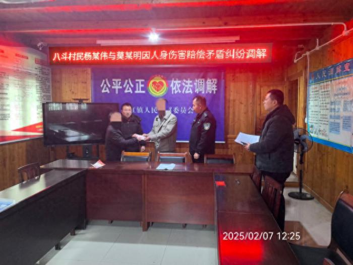 春节团圆夜，八江镇如何巧妙化解邻里冲突，守护万家和谐？