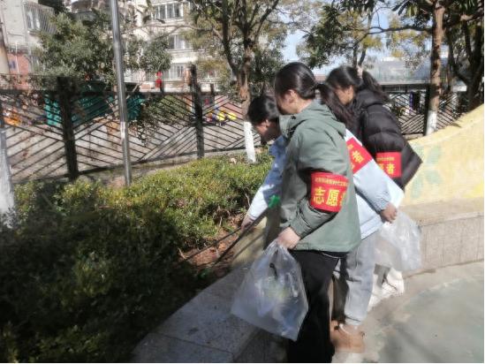 开学前，崇川区虹桥街道跃龙社区的河小青们如何用行动守护美丽河道？