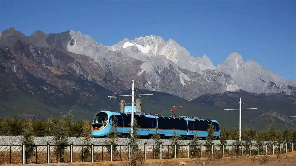 全球首列全景观光山地旅游列车正式运营，丽江玉龙雪山之旅将如何颠覆你的想象？  第1张