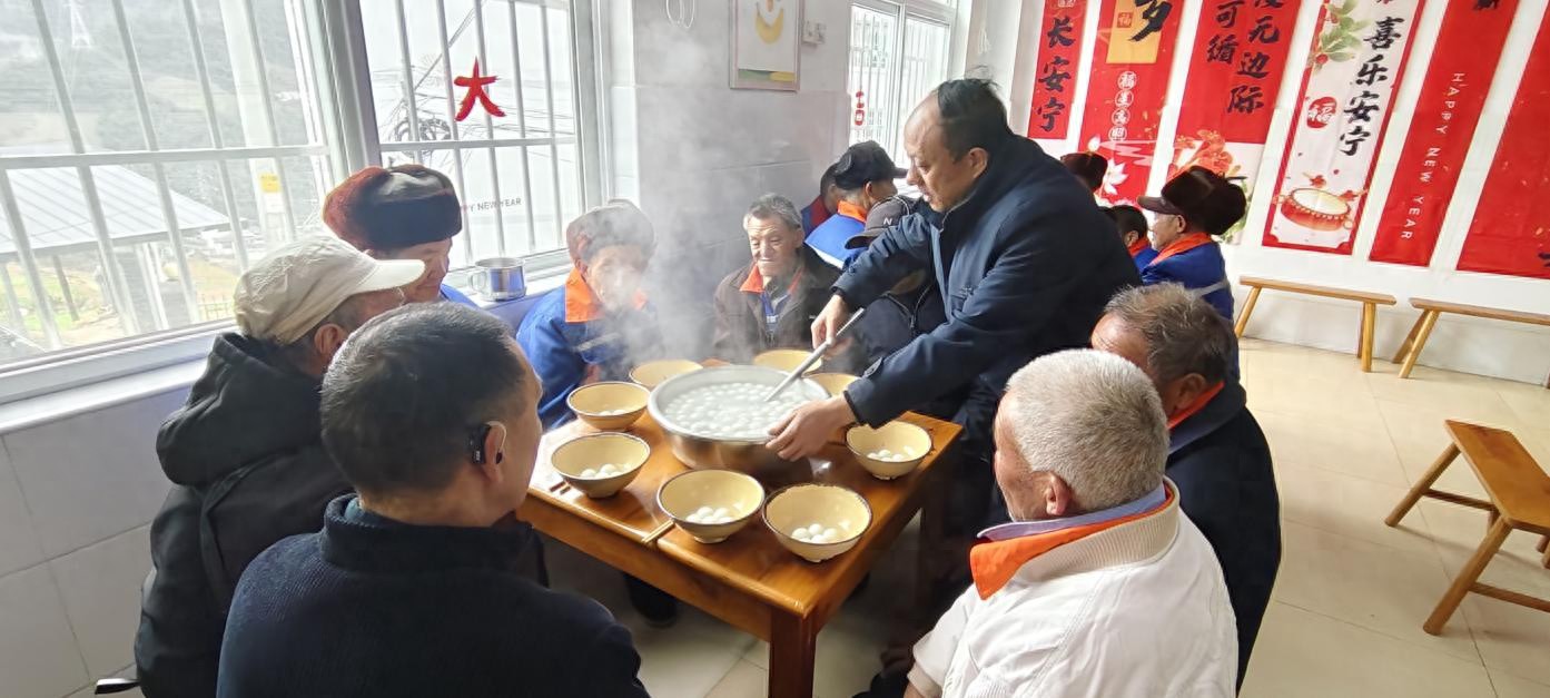 元宵节敬老院里的温馨一幕：李奶奶为何笑得合不拢嘴？