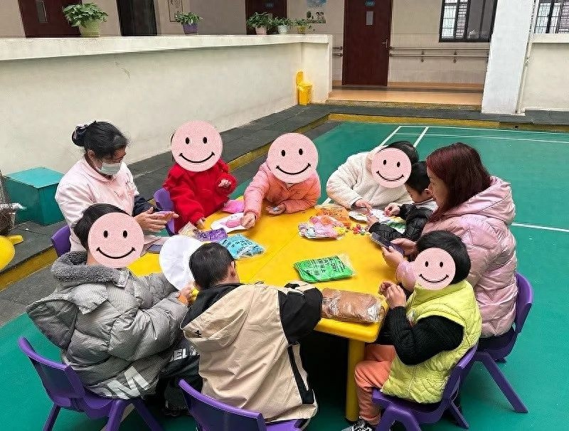 来宾市儿童福利院元宵节活动，孩子们如何创意制作灯笼和黏土画？温暖瞬间不容错过
