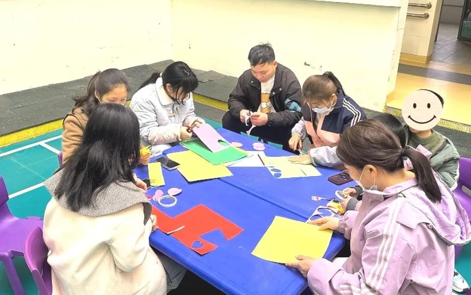 来宾市儿童福利院元宵节活动，孩子们如何创意制作灯笼和黏土画？温暖瞬间不容错过  第2张