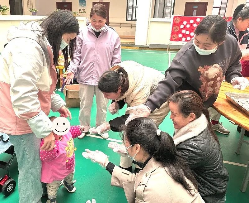 来宾市儿童福利院元宵节活动，孩子们如何创意制作灯笼和黏土画？温暖瞬间不容错过  第4张