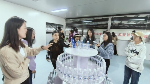谁说女子不如男？米易县女职工三八节活动展现巾帼创业风采  第3张