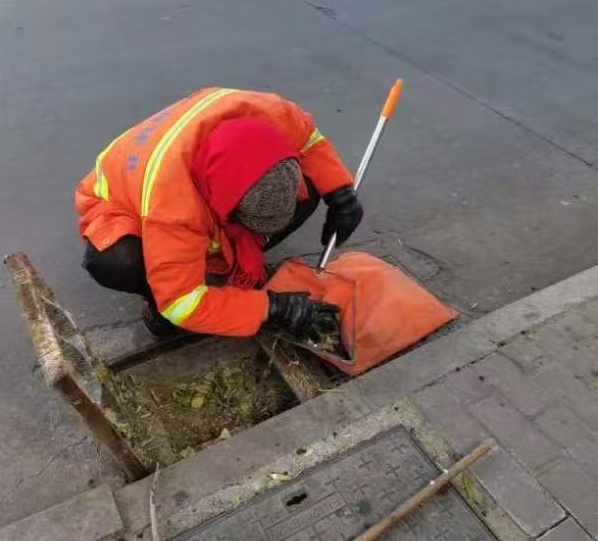凌晨四点的东海县，谁在默默守护我们的城市清洁？  第2张