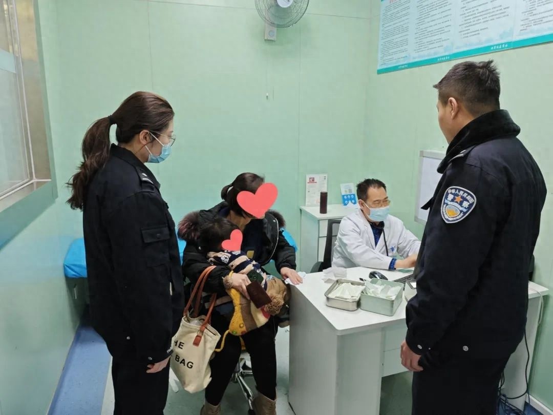 4岁男孩突发高烧昏迷，民警争分夺秒紧急送医，生命能否被挽回？