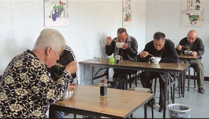 每天仅14元，老年人如何在家门口享受营养三餐？揭秘青岩底村的幸福餐桌  第1张
