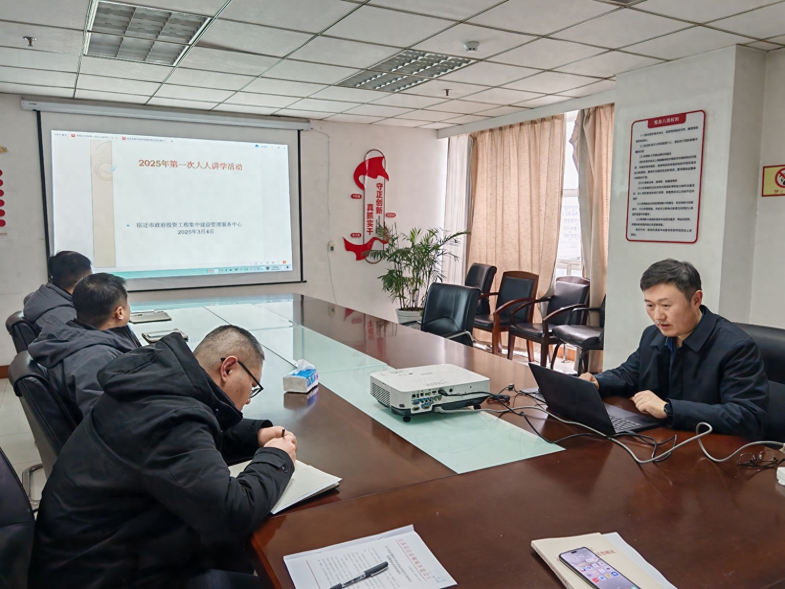 行政执法人员如何通过人人讲学活动提升依法行政水平？