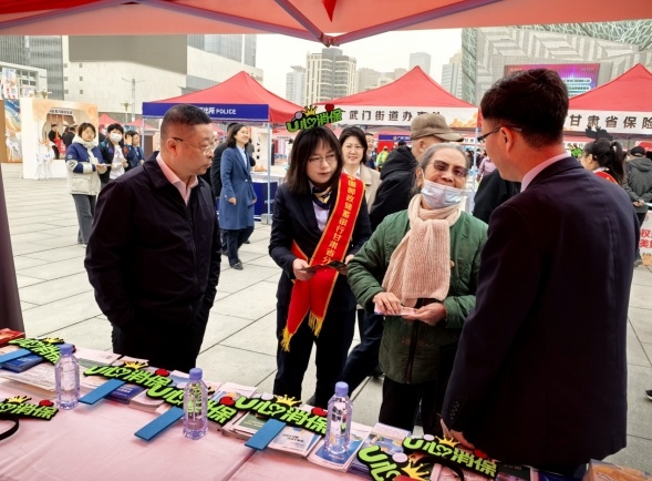 敦煌壁画九色鹿现身东方红广场，邮储银行这场金融宣传活动为何如此火爆？  第2张