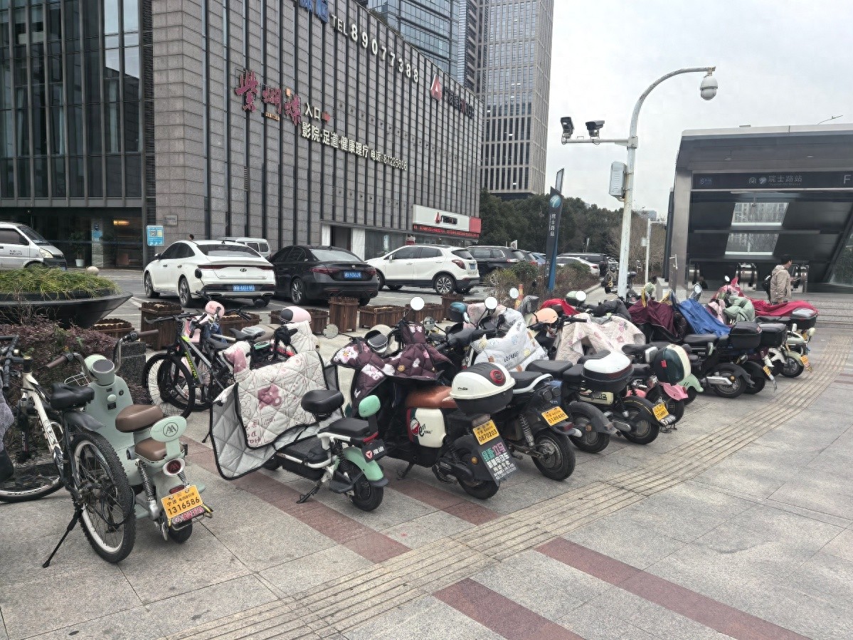 地铁口电动自行车乱停放，你的出行安全谁来保障？