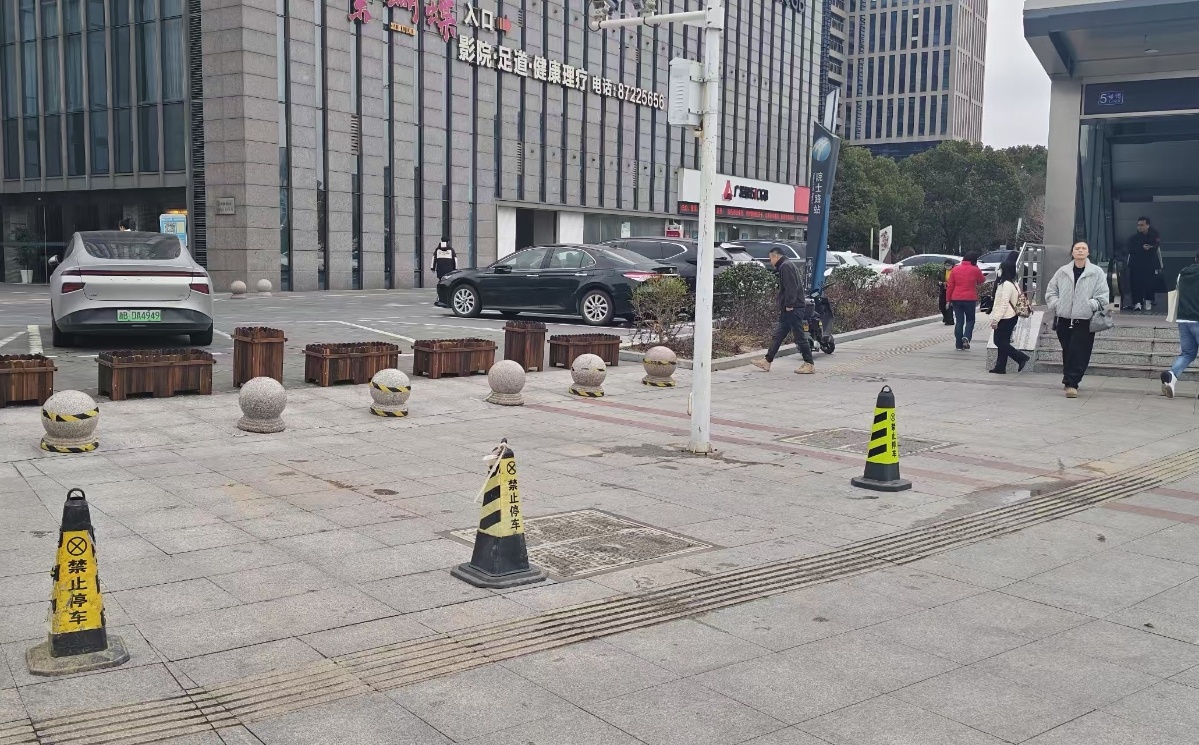地铁口电动自行车乱停放，你的出行安全谁来保障？  第2张