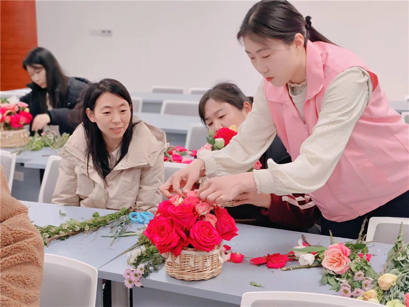 你知道社区女性如何用巧手绽放芳华吗？阳春三月，花香四溢的插花活动让人惊艳  第1张