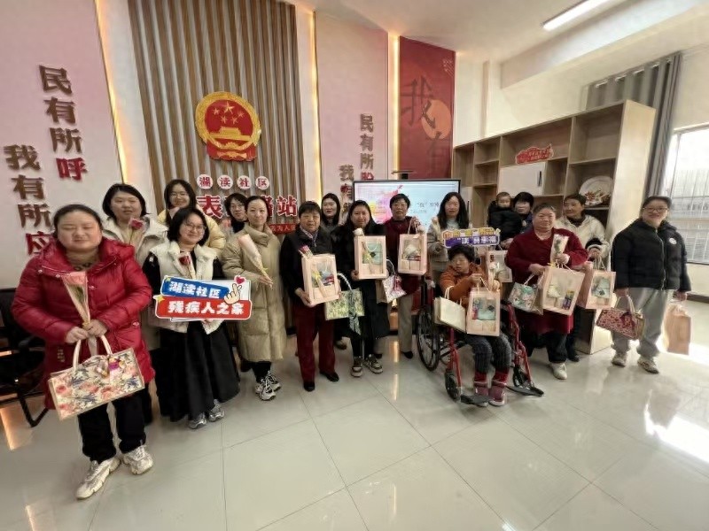 指尖造趣，残疾女性如何通过手工包制作找到自我价值？  第1张