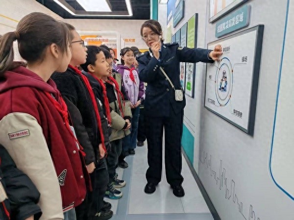 甘肃张家川县的法治教育为何能让2000名师生受益？揭秘这场法律盛宴  第1张