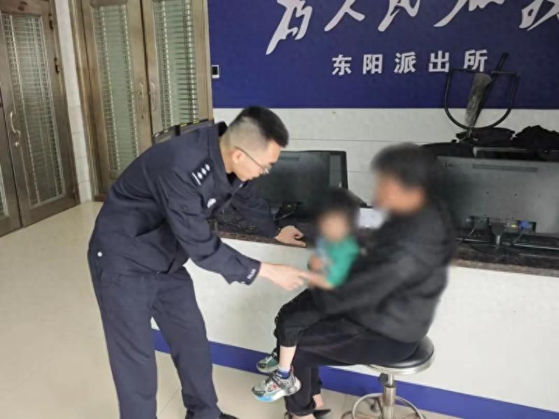小孩贪玩独自开溜，警民合力护送回家！你家孩子也这样吗？