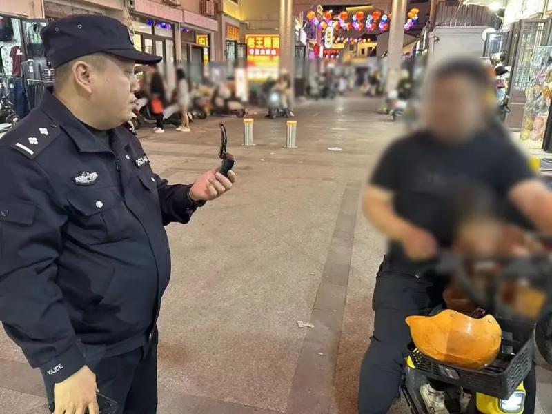 小孩贪玩独自开溜，警民合力护送回家！你家孩子也这样吗？  第2张