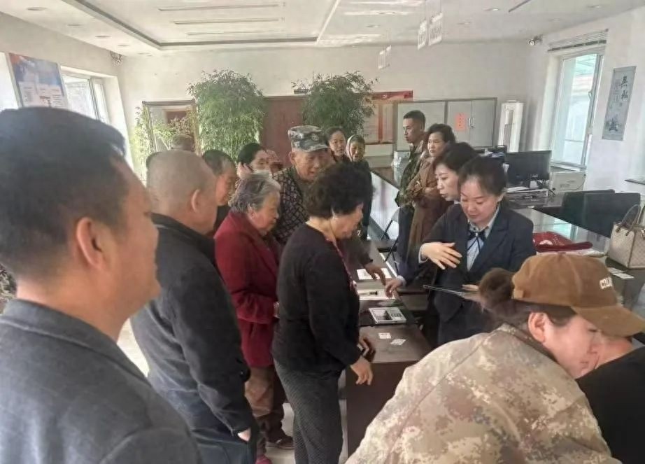 通化县2025社保卡换新！偏远村民如何足不出户享受金融服务？  第1张