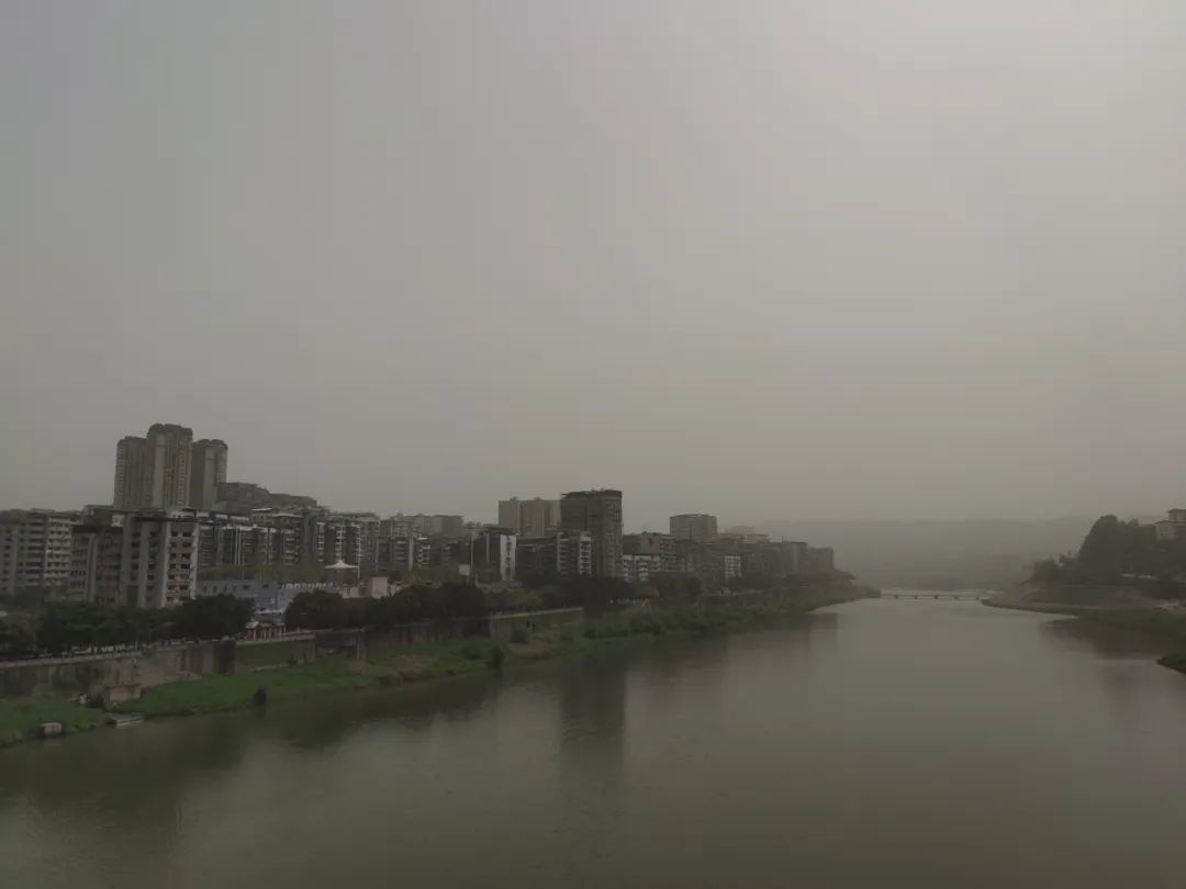 宣汉的朋友们，昨晚的风把城市吹成了这样！你的防护措施做好了吗？  第2张