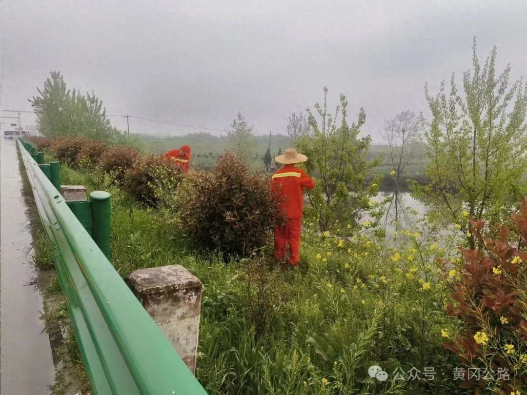 狂风暴雨中，这些橙色身影为何如此拼命？黄冈公路人的护路战役震撼人心  第1张