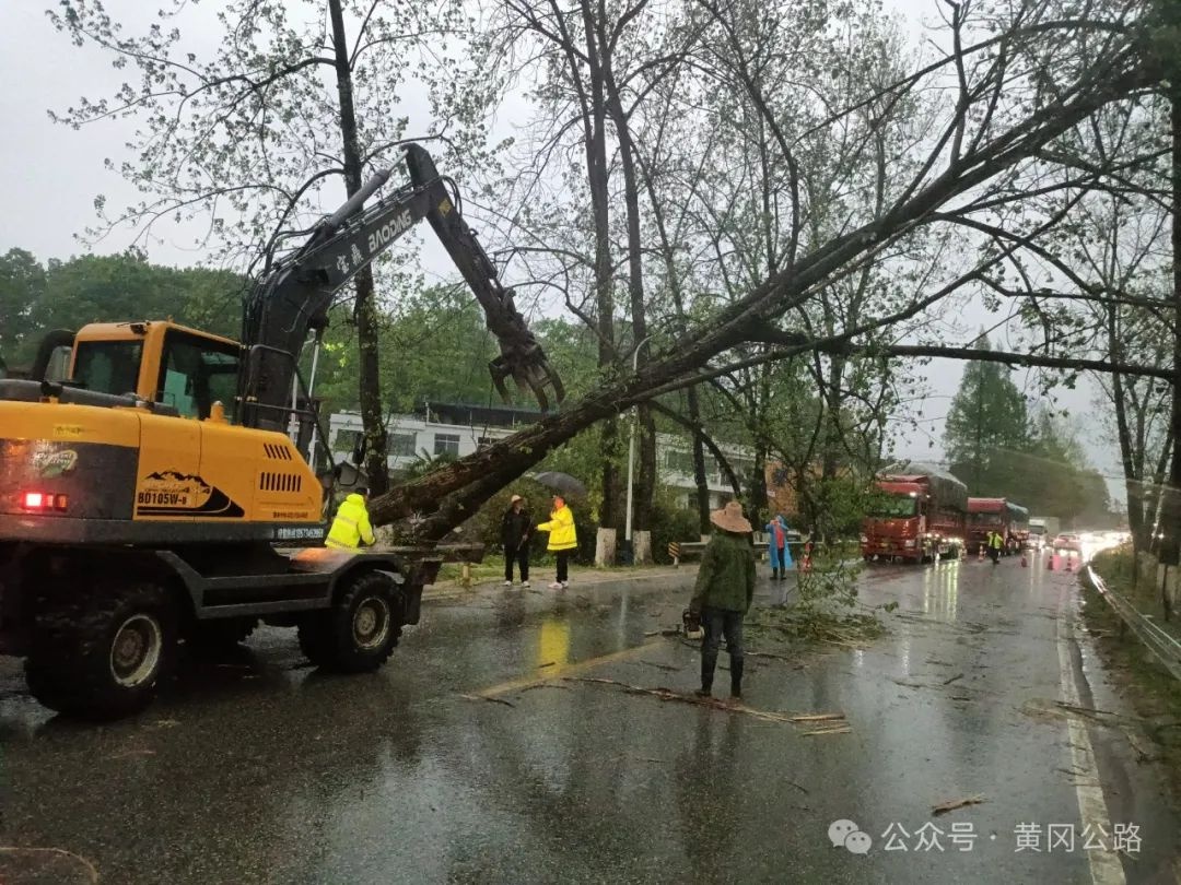 狂风暴雨中，这些橙色身影为何如此拼命？黄冈公路人的护路战役震撼人心  第3张