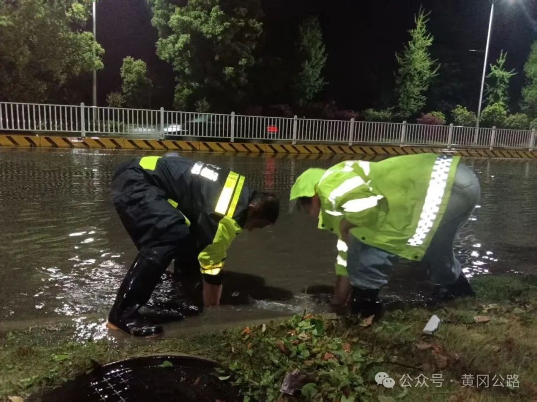 狂风暴雨中，这些橙色身影为何如此拼命？黄冈公路人的护路战役震撼人心  第4张
