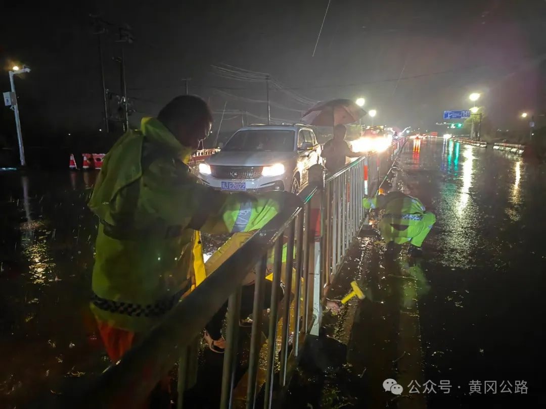 狂风暴雨中，这些橙色身影为何如此拼命？黄冈公路人的护路战役震撼人心  第5张