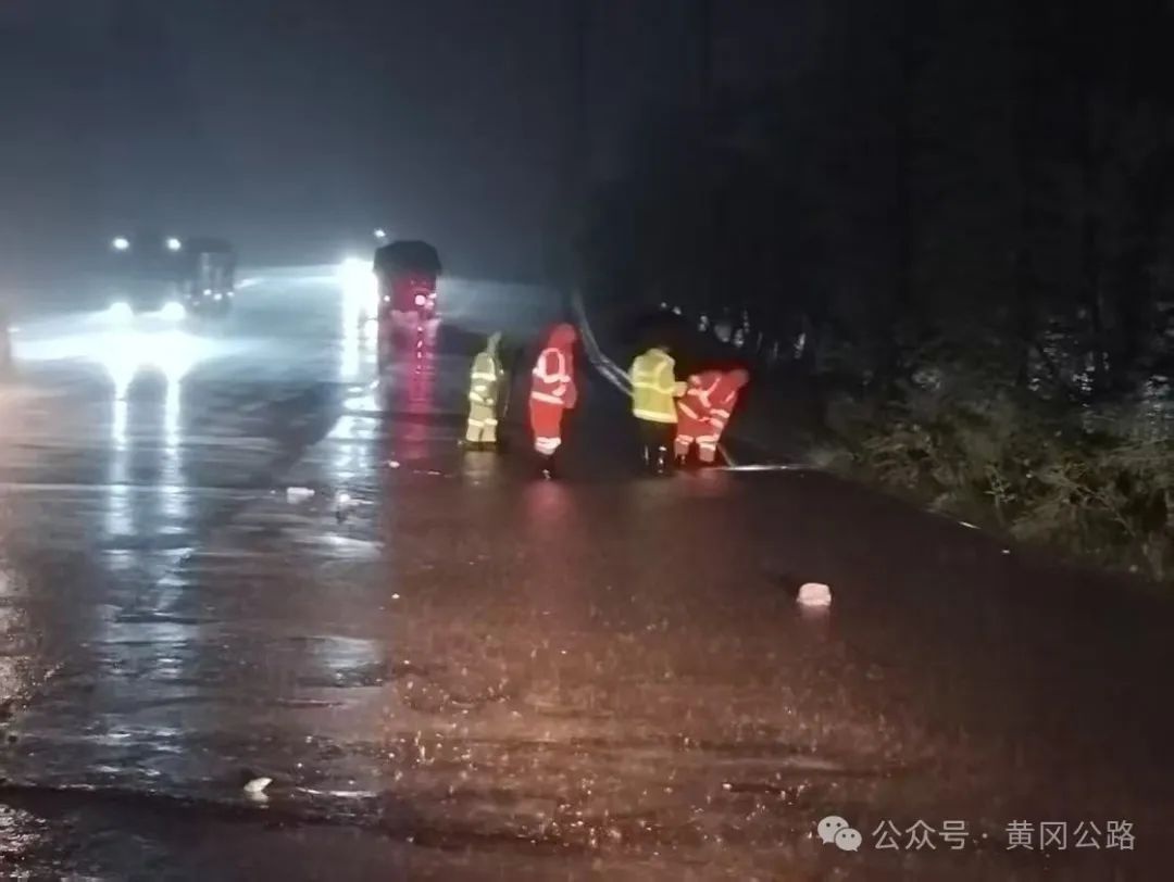 狂风暴雨中，这些橙色身影为何如此拼命？黄冈公路人的护路战役震撼人心  第6张