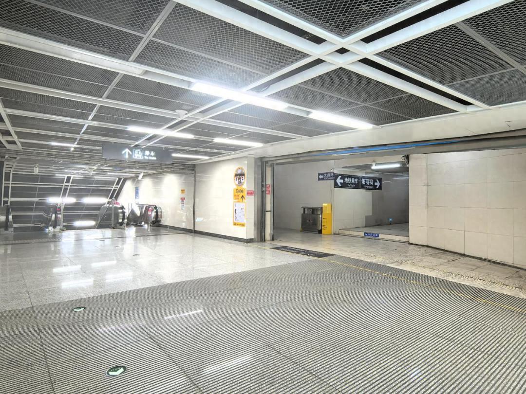 贵阳地铁2号线深夜开放24小时过街功能！市民夜行不再绕远路，温暖城市如何做到？