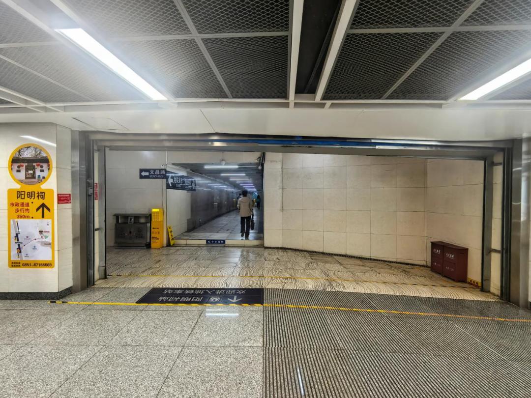 贵阳地铁2号线深夜开放24小时过街功能！市民夜行不再绕远路，温暖城市如何做到？  第2张