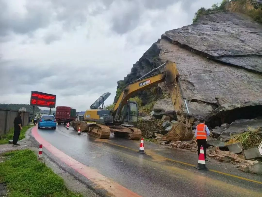 4月12日暴雨夜！数吨巨石阻断道路，他们通宵抢险能否保障通行？  第4张