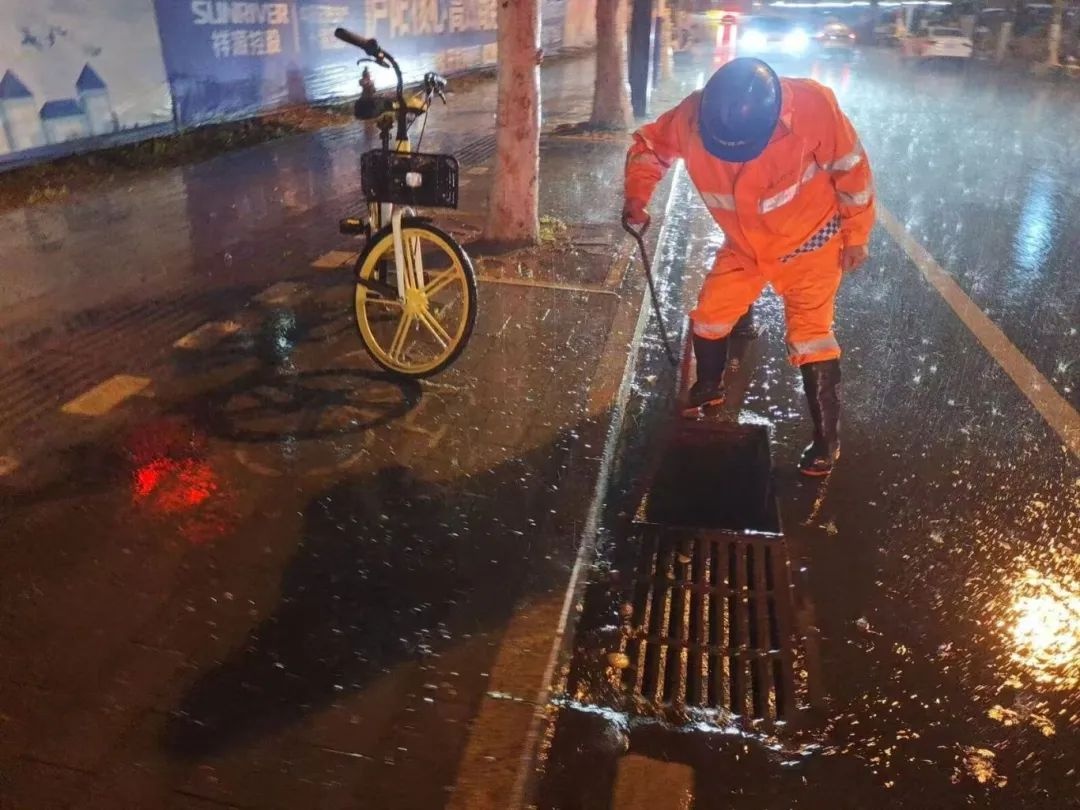 4月11日全市暴雨来袭！区城管局300人应急队伍全力守护城市安全，你知道咋做到的？  第4张