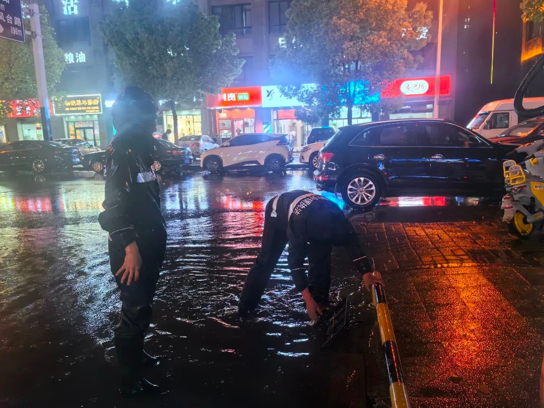 4月11日全市暴雨来袭！区城管局300人应急队伍全力守护城市安全，你知道咋做到的？  第6张