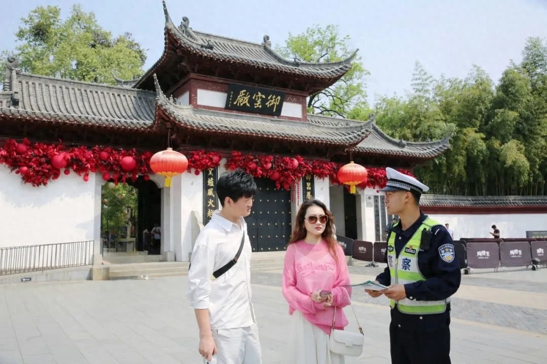 景德镇交警放大招！陶阳里御窑景区游客为何纷纷驻足学习？  第1张