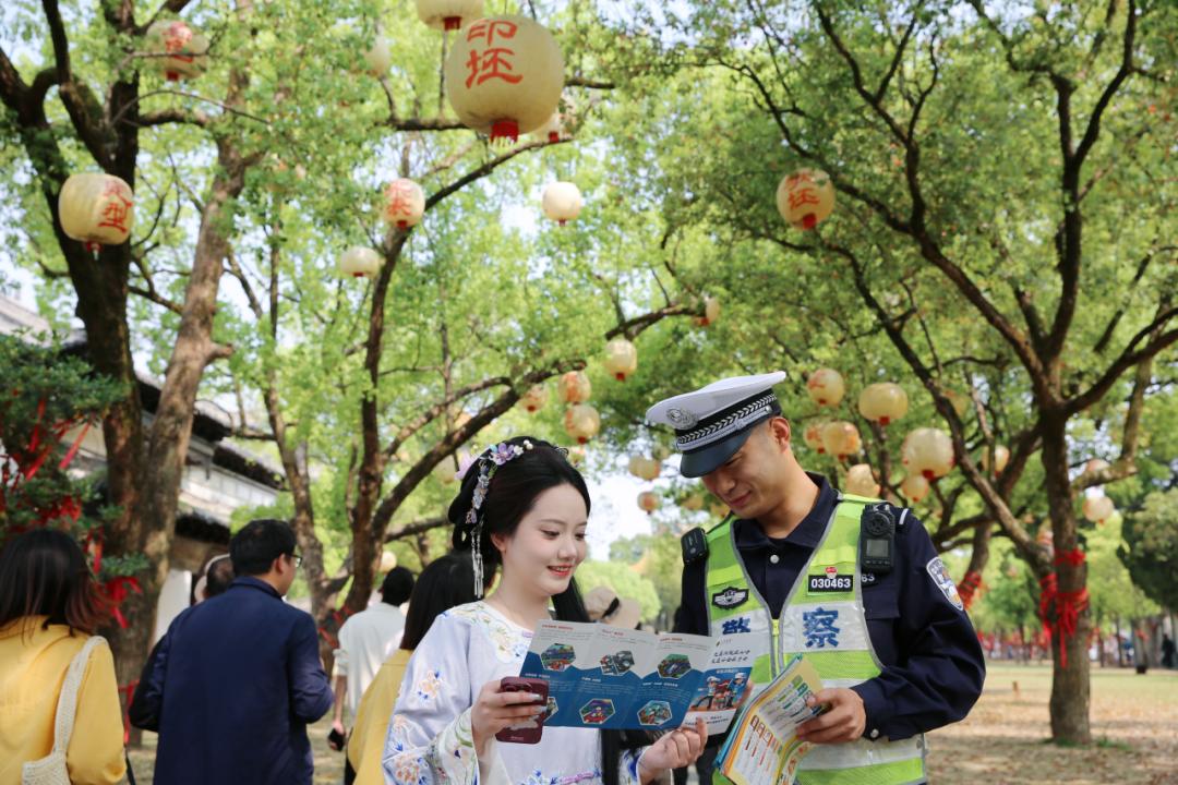 景德镇交警放大招！陶阳里御窑景区游客为何纷纷驻足学习？  第2张