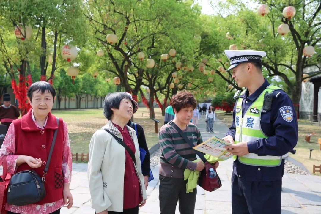 景德镇交警放大招！陶阳里御窑景区游客为何纷纷驻足学习？  第3张