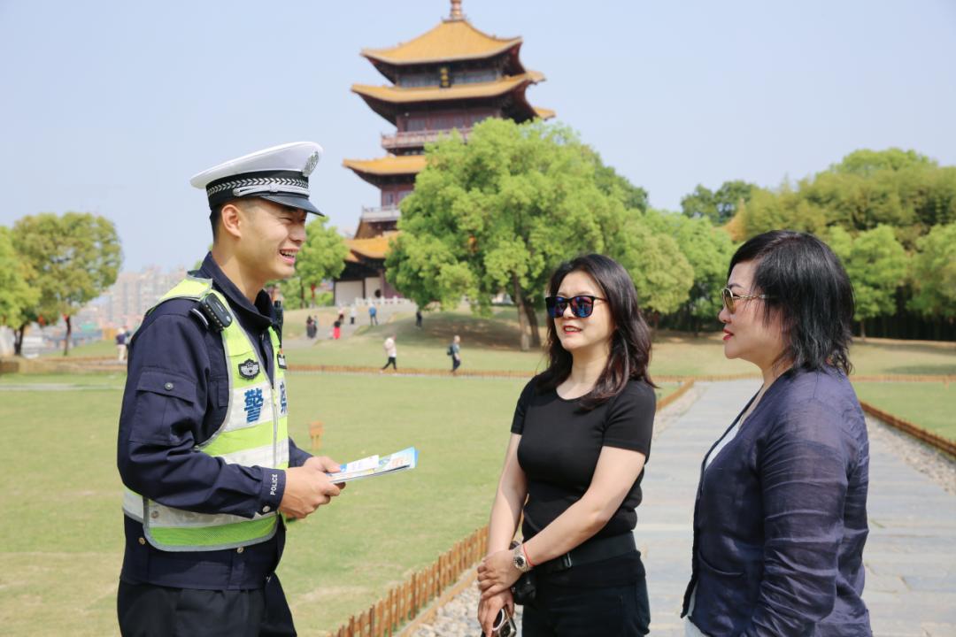 景德镇交警放大招！陶阳里御窑景区游客为何纷纷驻足学习？  第4张