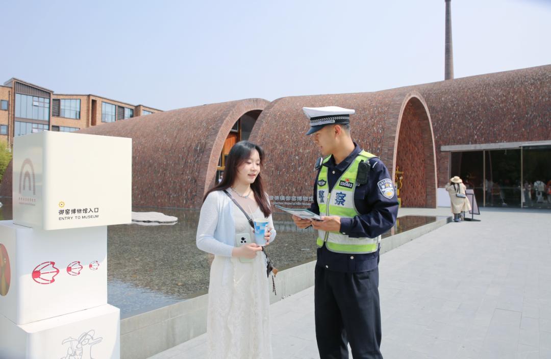 景德镇交警放大招！陶阳里御窑景区游客为何纷纷驻足学习？  第5张