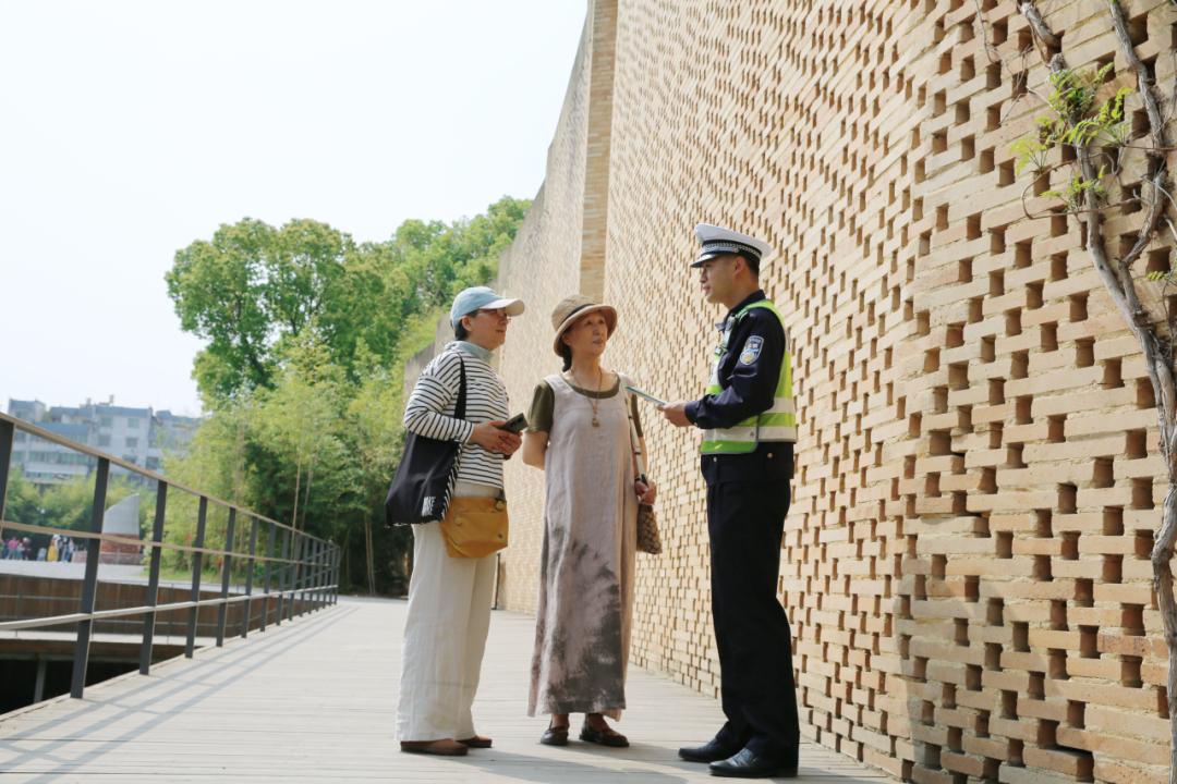景德镇交警放大招！陶阳里御窑景区游客为何纷纷驻足学习？  第6张
