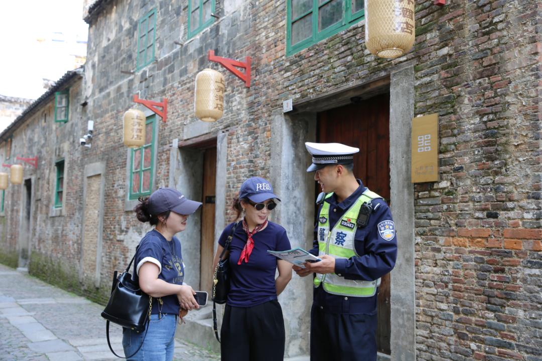 景德镇交警放大招！陶阳里御窑景区游客为何纷纷驻足学习？  第7张