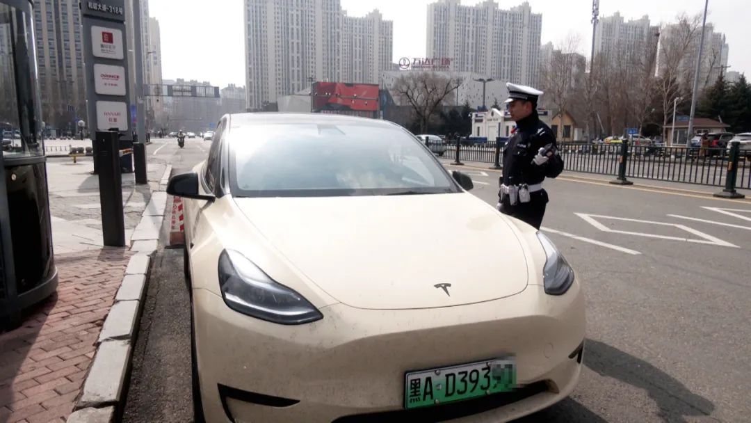 天气转暖哈尔滨停车需求大增违停抬头，交警多举措整治能否优化交通秩序？  第3张